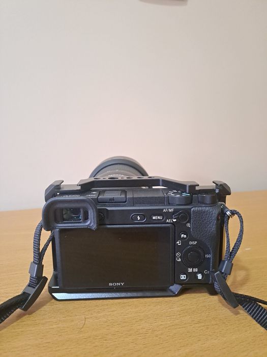 Sony A6400 + Lente 17-70 mm