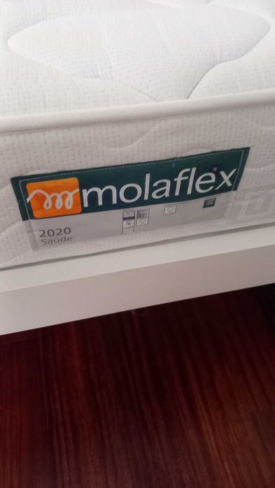 Cama lacada com estrato e colchão