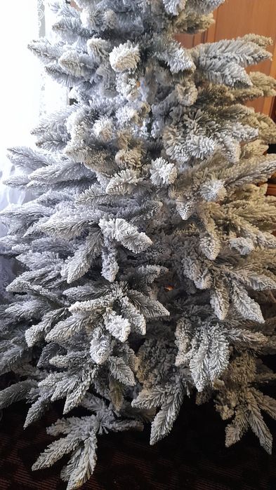 Новорічна ялинка.засніжена красуня.ялинка з снігом