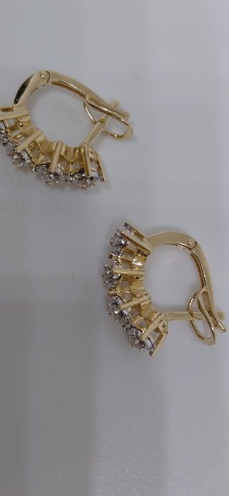 Золотые серьги с природными бриллиантами