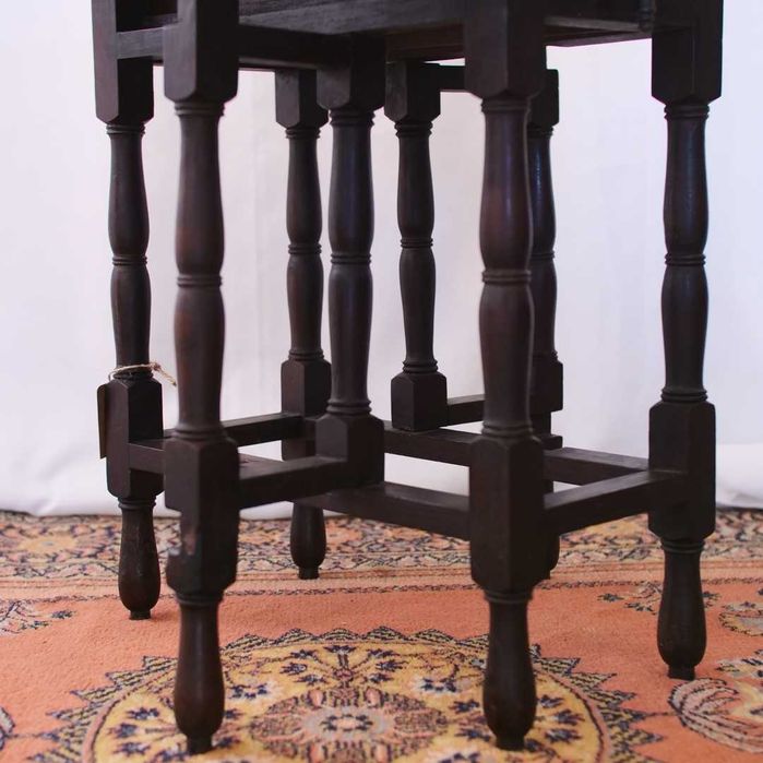 Pequena mesa rústica em madeira exótica