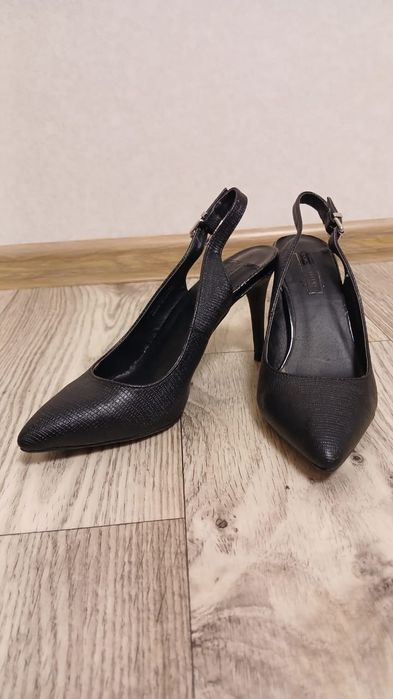 Стильні чорні туфлі на підборах