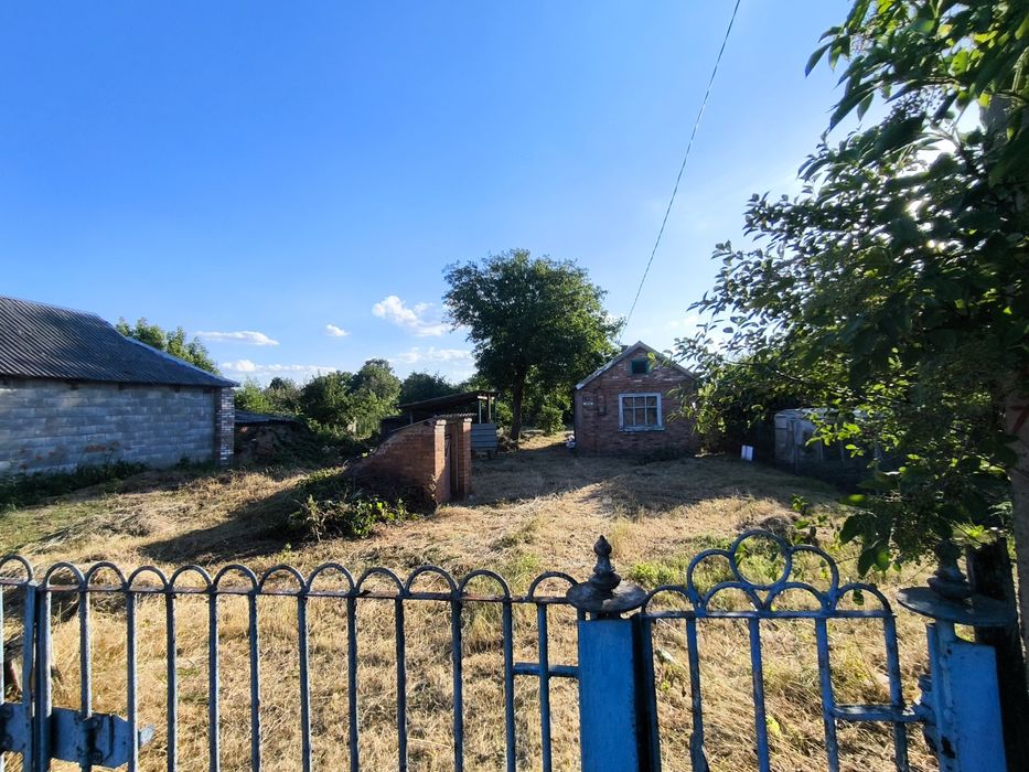 Продам земельну ділянку з будинком
