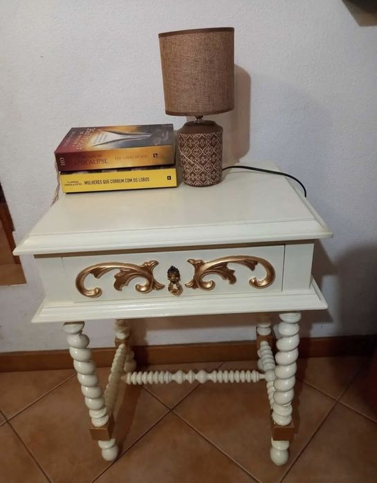 Mesinha de Cabeceira Provençal: Uma Obra de Arte Pintada à Mão