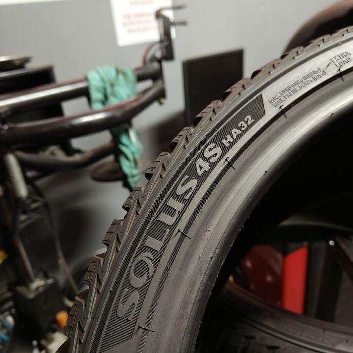235/35/19 XL Sprzedam parę opon całorocznych Kumho