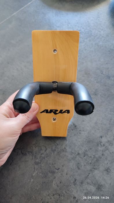 Uchwyt wieszak gitarowy Aria