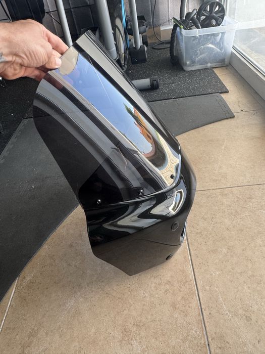 Viseira frente da harley fatbob farol retangular