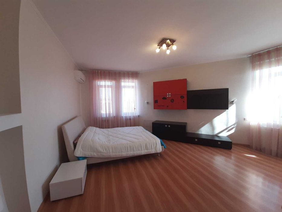 Киев. Дома 300 кв. Сауна. Джакузи. До 15 человек.