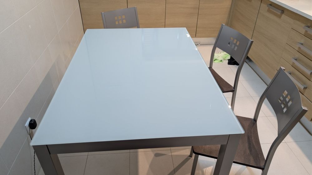 Mesa de cozinha ou escritório com tampo em vidro