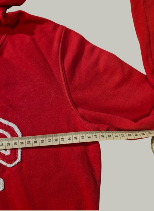 Czerwona  bluza  z kapturem