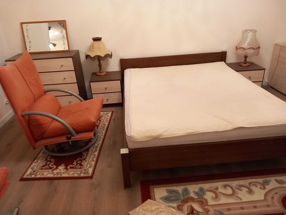 Łóżko z materacem 160x200, z innymi meblami,