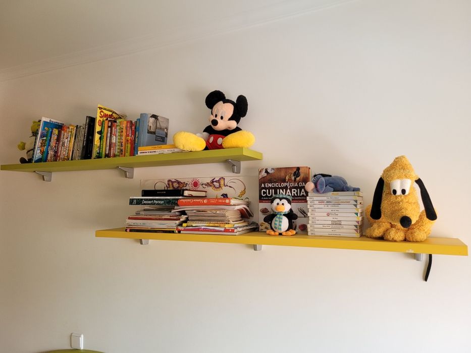 Conjunto Mobília Jovem (Cama, Prateleiras, Secretária, Cómodas)