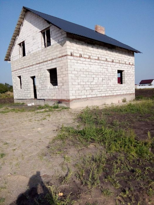 Продаж двохповерхового будинку.