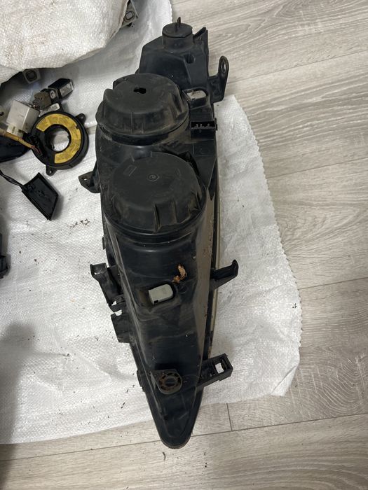 Передние фары Peugeot 307