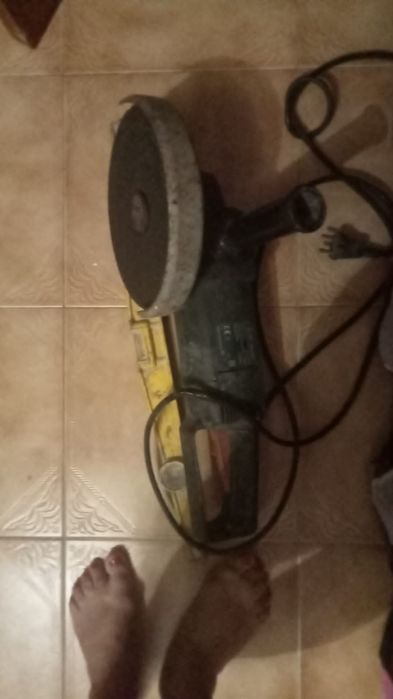 Rebarbadora, nível em bom estado