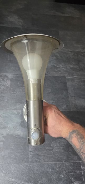 Lampa zewnętrzna z czujnikiem ruchu