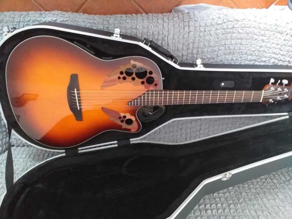 Guitarra OVATION 6 cordas e estojo próprio Gator completamente nova.
