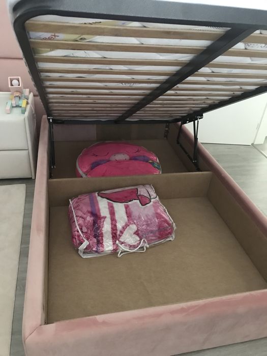 Cama dupla rosa com estrado elevatorio