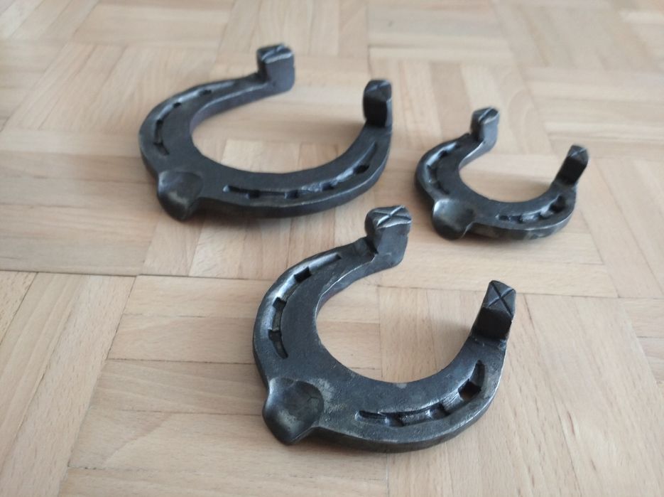 Ręcznie kute podkowy ozdobne