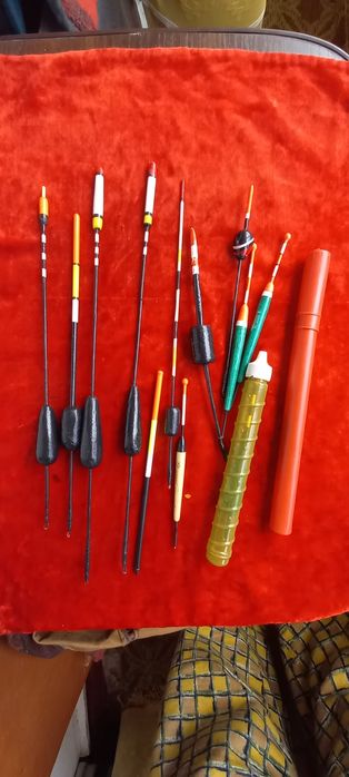 Снасти рыбацкие леска крючки поплавки.