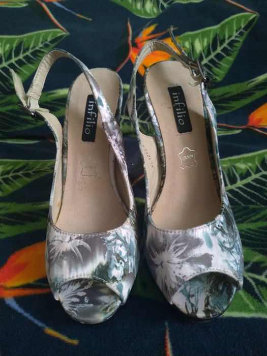 Buty, czółenka w kwiaty