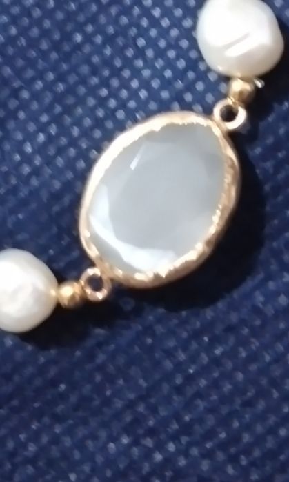 Pulseira com pérolas e prata dourada