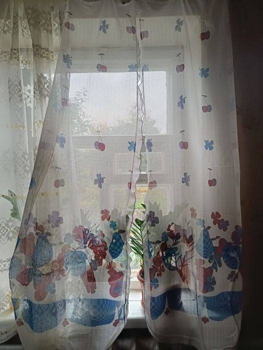 Нові штори на вікно кухні.