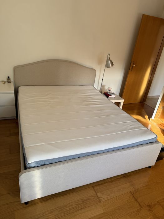 Cama grande bege com 2 gavetas Ikea