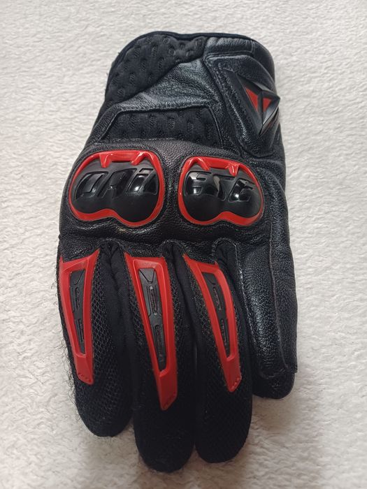 Luvas em pele da marca Dainese