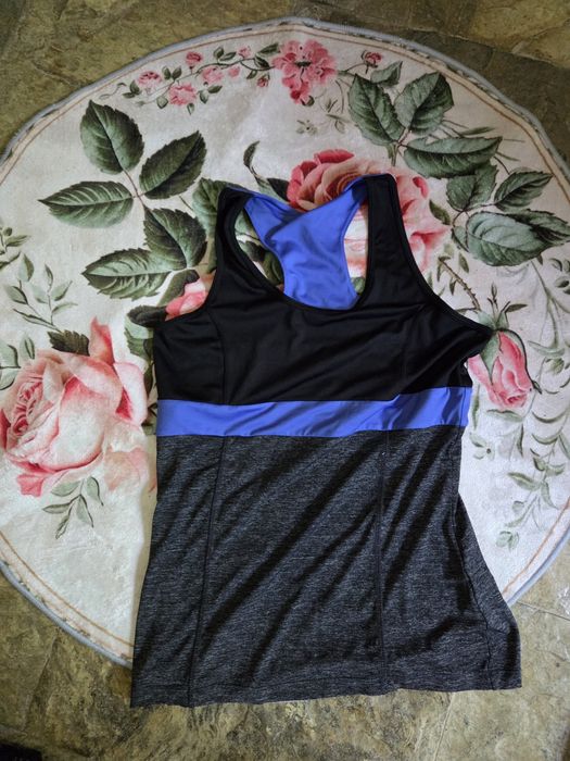 Camiseta sem mangas com ombros à vista para desporto. Muito gira