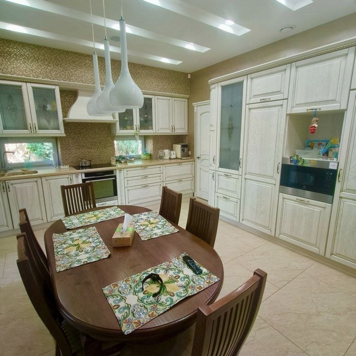 Продам дом с бассейном Обуховка ,Лес ,Река