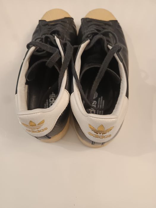 Adidas Superstar Originais – Clássicas Preto/Branco com Detalhe Dourad