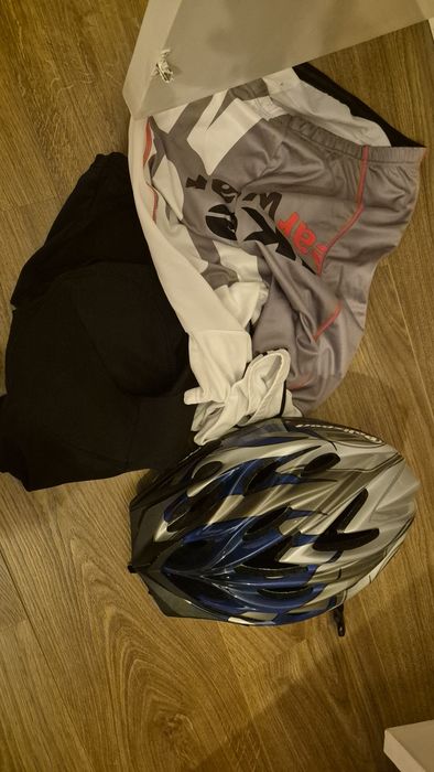 Capacetes e luvas de bicicleta
