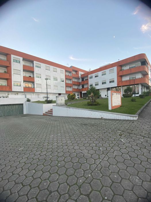 Apartamento T1+1 Centro de Lamas Garagem Individual Fechada