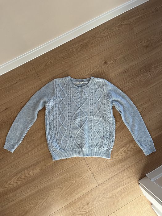 Niebieski sweter ze wzorem