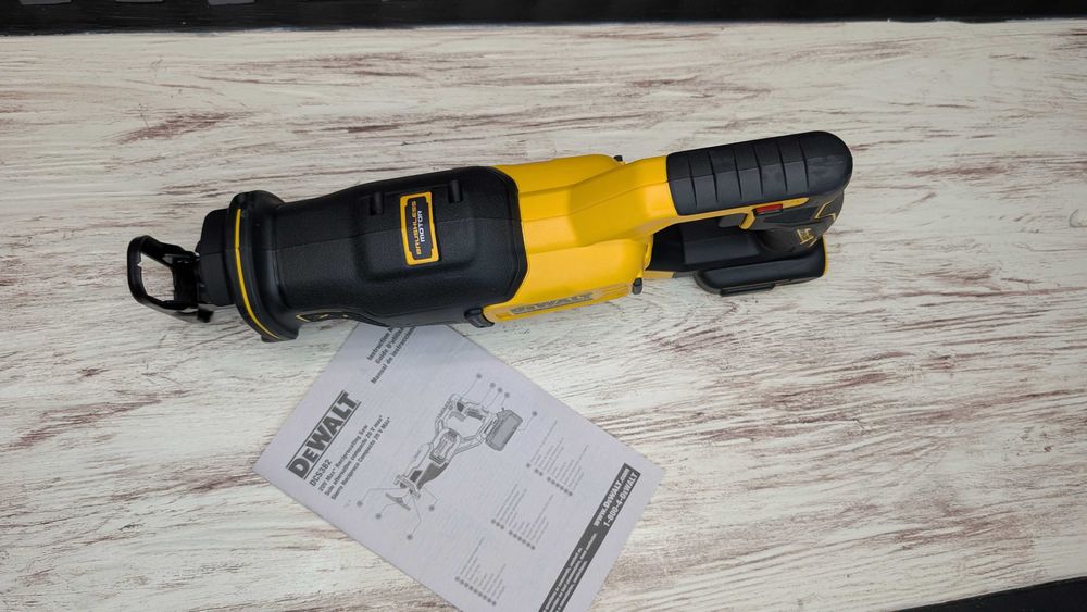Акумуляторна бесщіточна сабельна пила Dewalt DCS382 20v