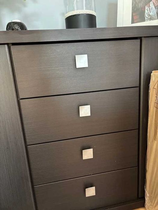 Czarna komoda z czterema szufladami