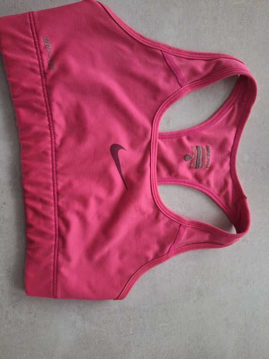 Top.        nike