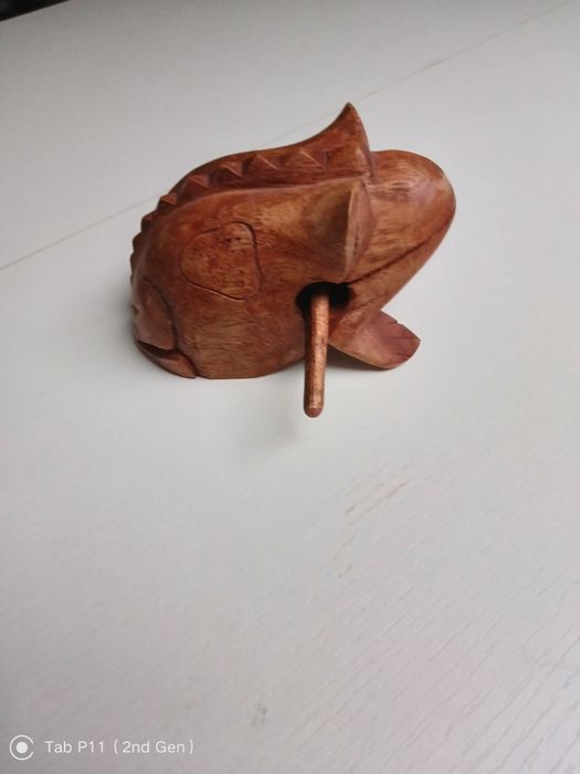 Drewniana żabka instrument