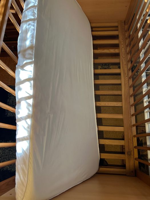 Cama ( berço) branca em grades de crianças com (colchao quase novo)