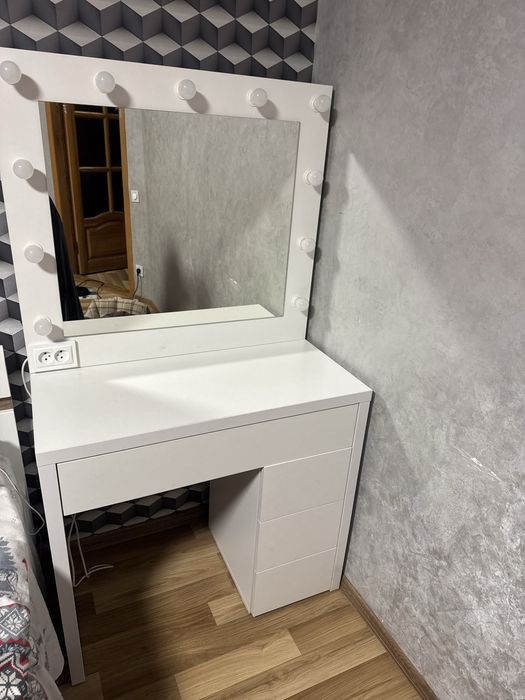 Туалетный столик / косметический столик