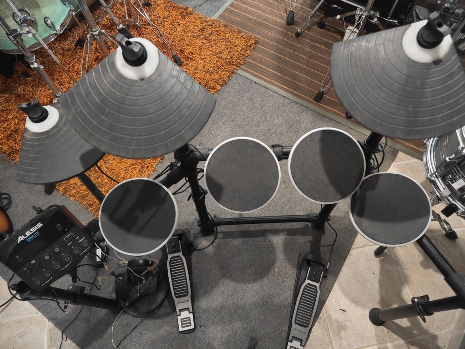 Bateria Eletrónica Alesis DM Lite Kit – Completa com Banco + baquetas.