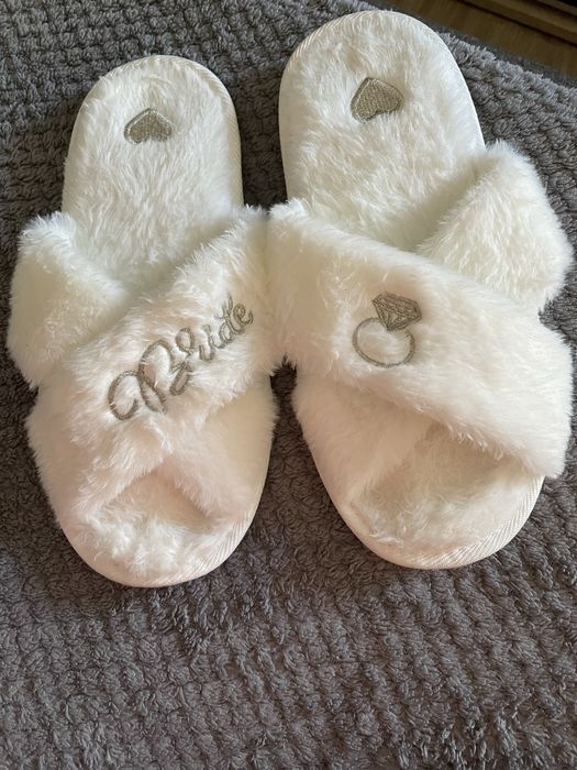 Ślubne, białe kapcie