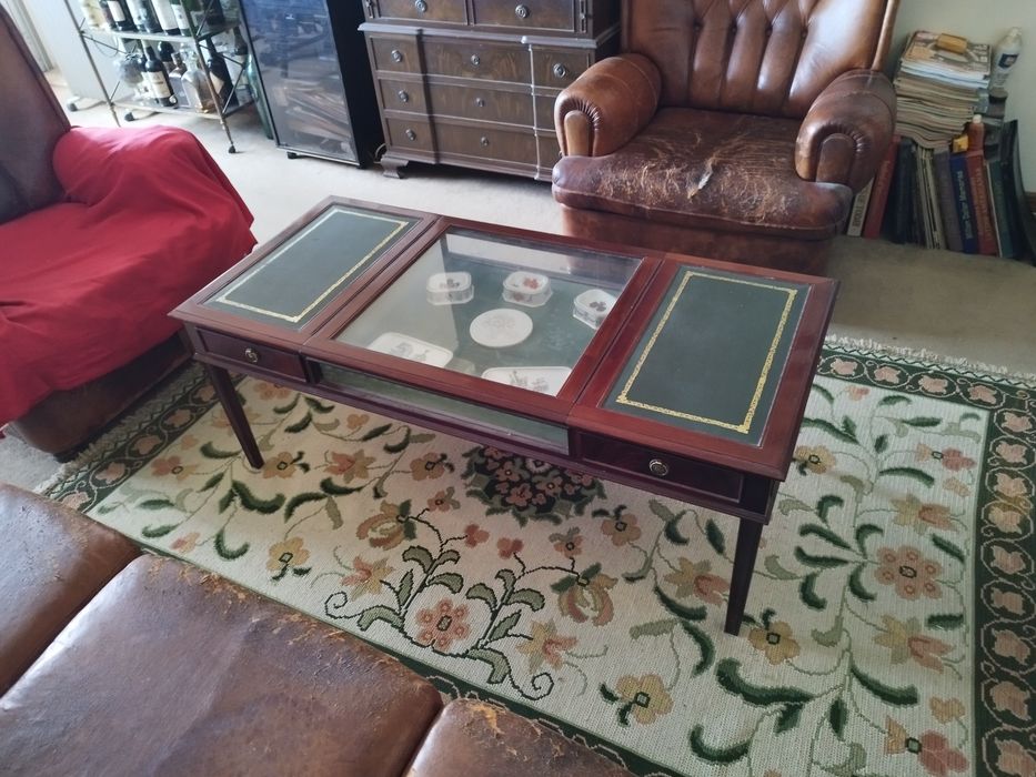 Mesa de centro em muito bom estado como novo