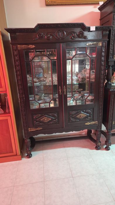 Cristaleira em mogno estilo holandês