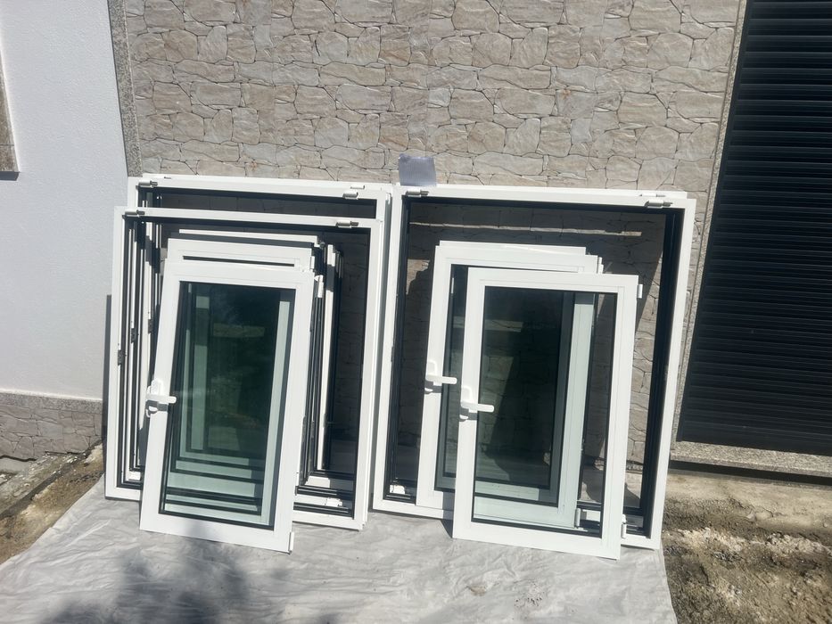 Janelas em alumínio com vidro duplo, isolamento térmico e oscilobatente