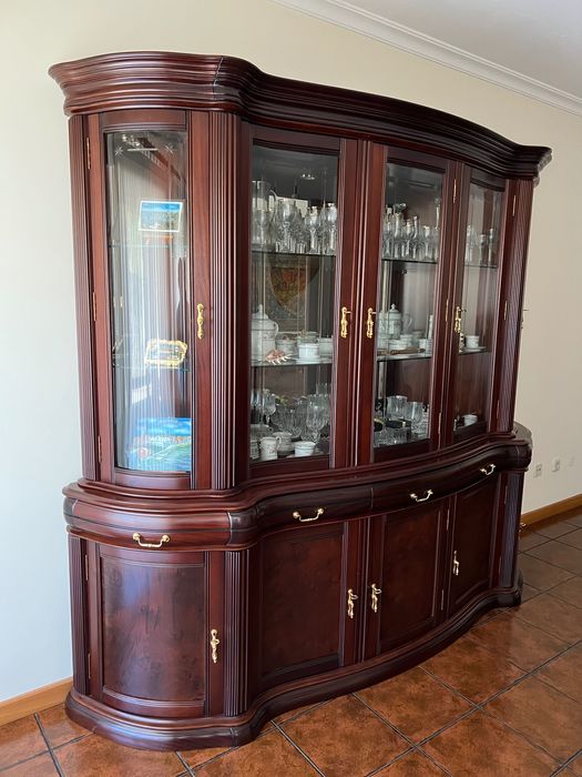 Mobília de Sala Como Nova Mesa + 6
Cadeiras + Móvel  em Madeira
Maciça