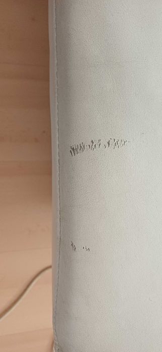 Sofá com puf e pés em inox