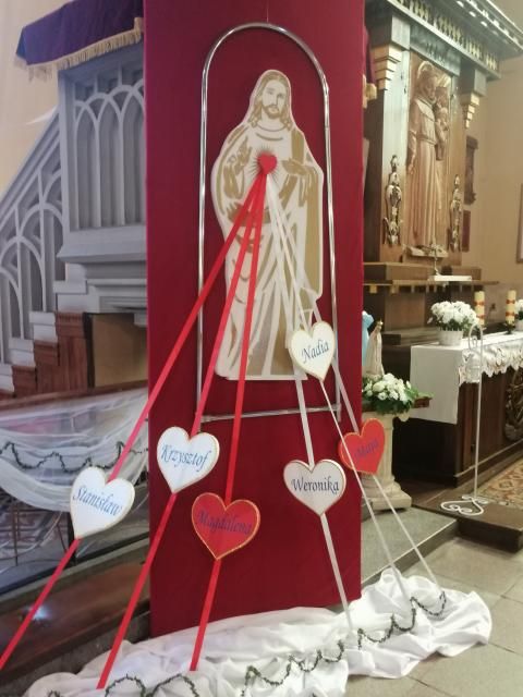 Postać Pana Jezusa z sercem  Pierwsza Komunia  ołtarz Boże Ciało