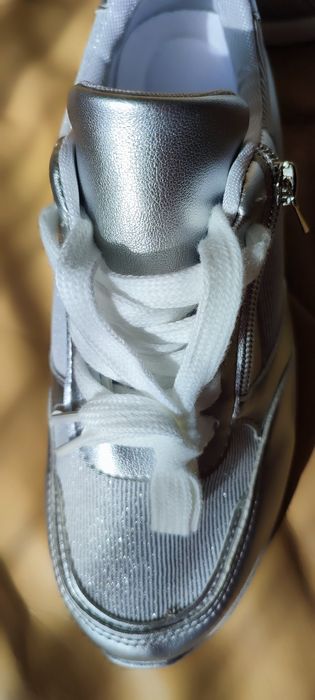 Nowe bialosrebrzyste buty sportowe